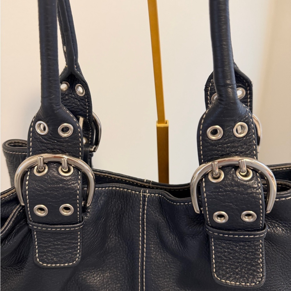 Tignanello - vintage deep blue pebbled leather shoulder bag 11x7 and charm - Picture 4 of 13